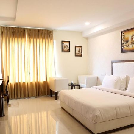 Kingdom Hotel Moga Exterior foto