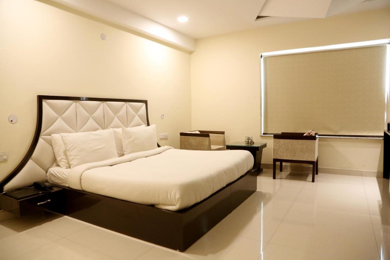 Kingdom Hotel Moga Exterior foto